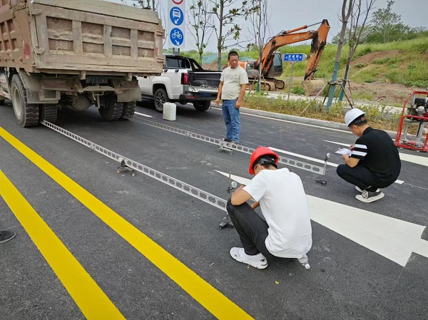 圖片“秋老虎”來(lái)襲，室外工程檢測(cè)不停歇.jpg