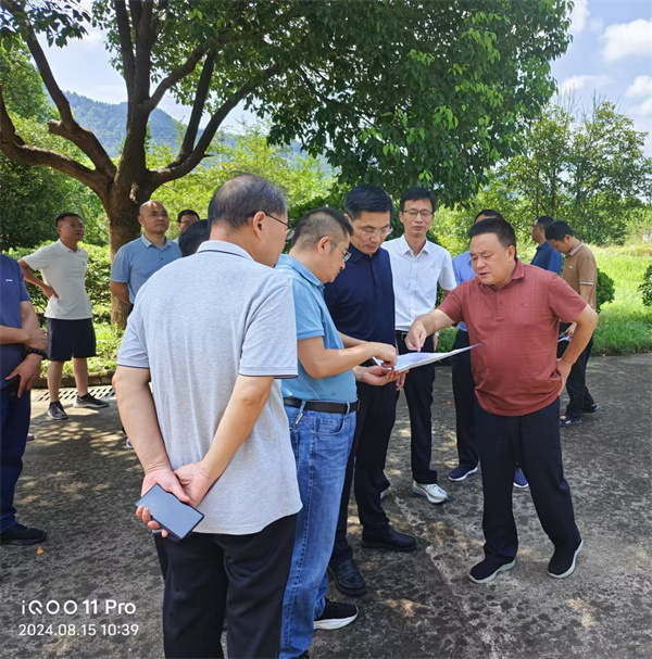 8月15日，洪董陪同王奇勇縣長一行到嘉城礦業(yè)調(diào)研.jpg