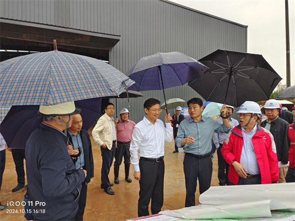 10月15日，洪董，張總陪同市，縣領導調研防洪工程項目.jpg