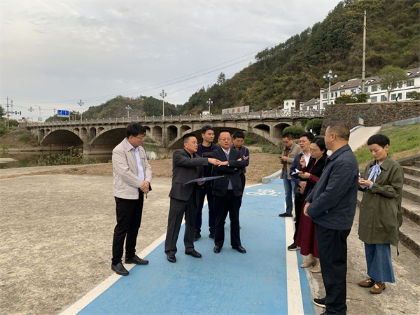 10月25日，縣委書記汪凱調(diào)研豐樂河濱江公園項(xiàng)目.jpg